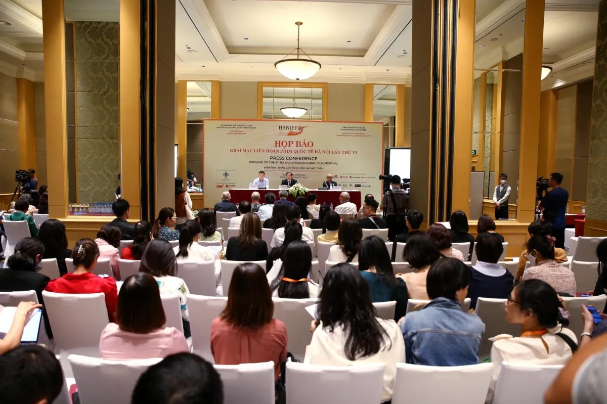 Tổ chức họp báo